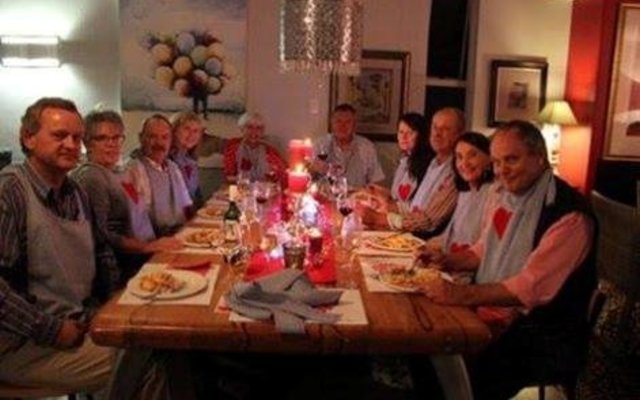  ‘n Gesellige oomblik aan ‘n Valentynstafel wat deur Dawie en Vera Swart ten bate van BARC gereël is